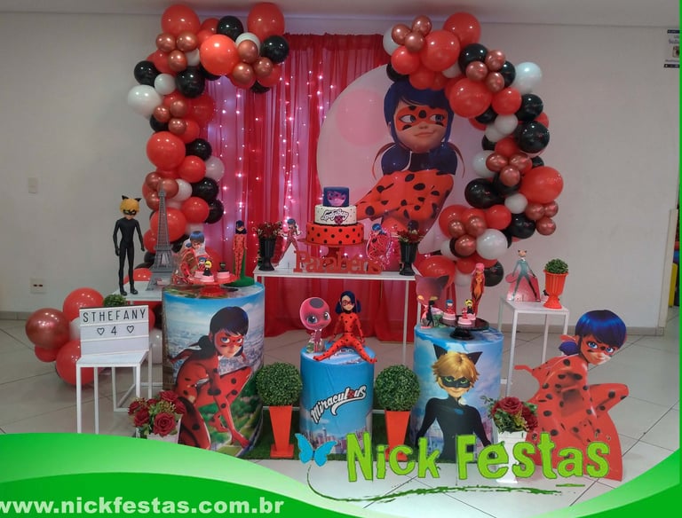 Decoração infantil tema Lady Bug com cores vibrantes e detalhes heroicos e divertidos