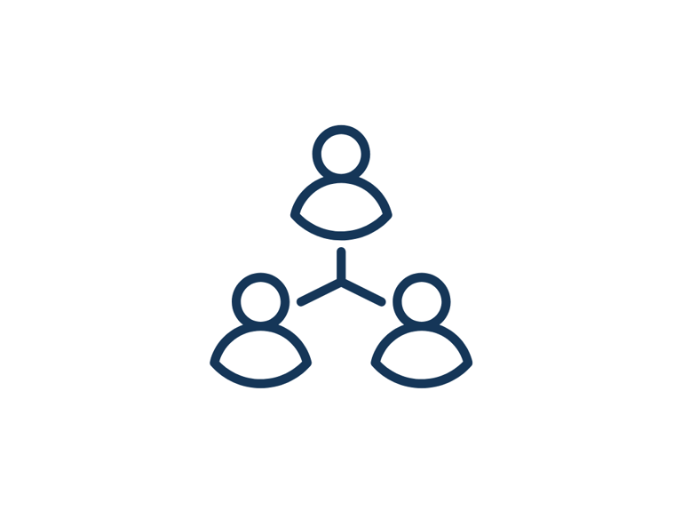 Ikona trzech połączonych osób, przedstawiająca relacje i hierarchię w pracy