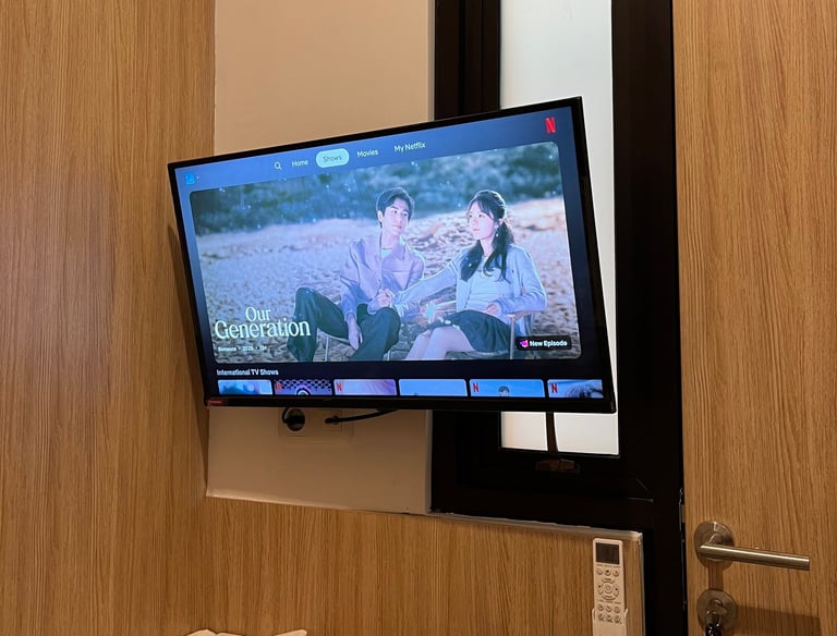 Fasilitas hiburan kamar kos dengan Smart TV dan akses Netflix gratis di Kos Si Bos Surabaya