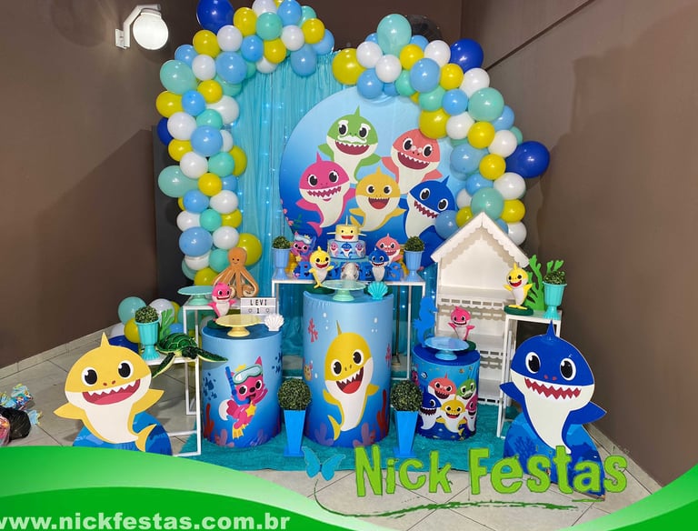 Decoração infantil tema Baby Shark com cores alegres e personagens do fundo do mar