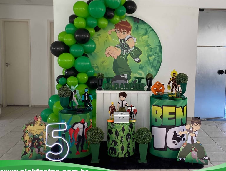 Decoração infantil tema Ben 10 com cores vibrantes e personagens alienígenas cheios de ação