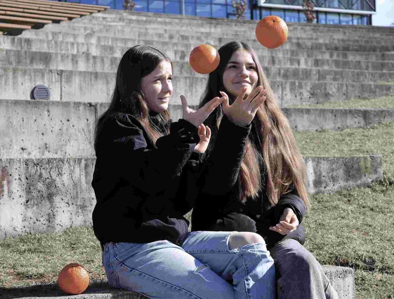 Dvi merginos gamtoje meta i virsu apelsinus