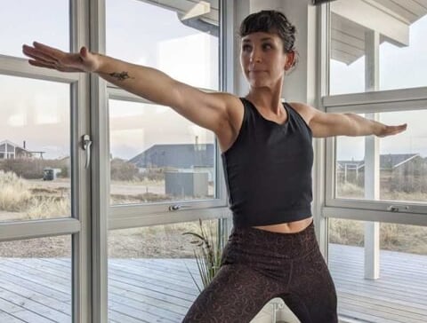 Junge Frau übt Yoga