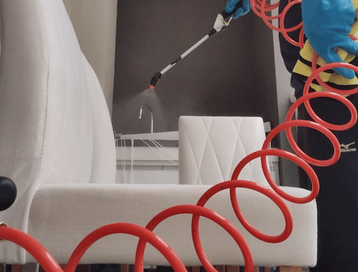 Aplicação de impermeabilizante em cadeira clara em Campinas, borrifação controlada para repelir.