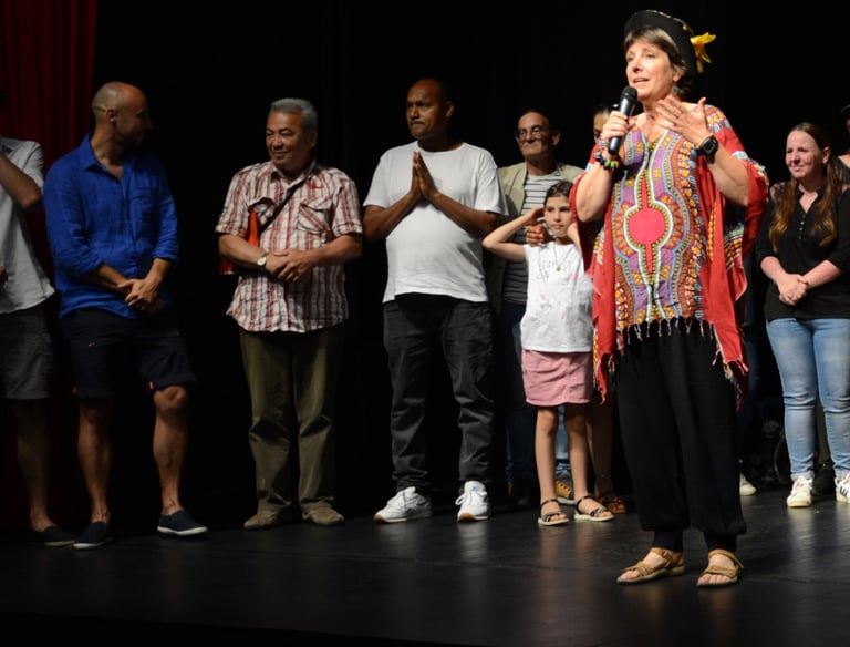 atelier forum 1 femme devant groupe participants sur scène