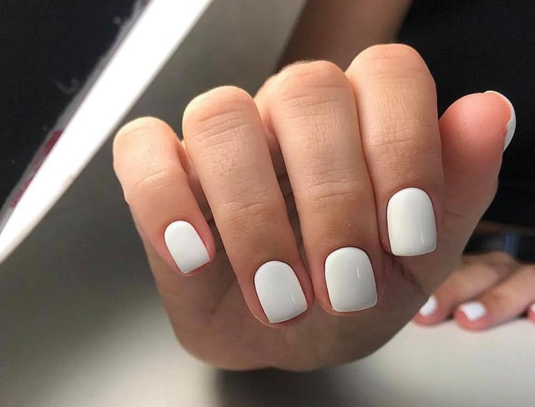 Klientes ilgalaikis aparatinis manikiūras 