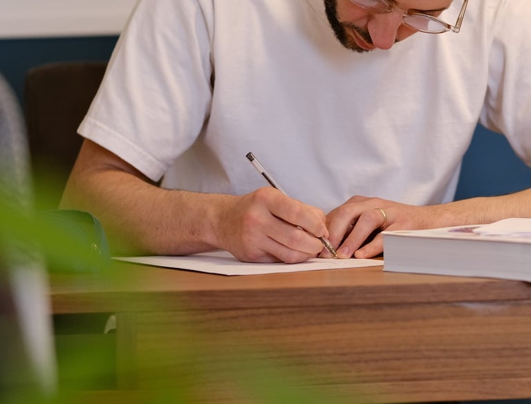 Thomas Busson travaille sur le lien entre douleur, émotions et mode d'emploi de son client
