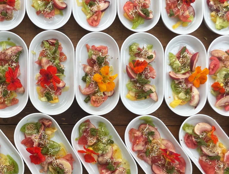 Buffet de salades tomate pèche pesto basilic Ô Miracle Traiteur végétal végétarien Végan 