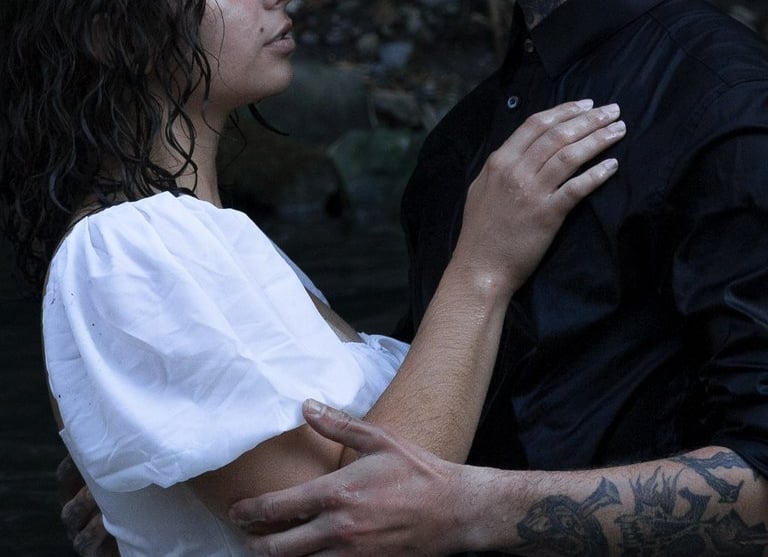 Photo sombre et dramatique d'un couple dans un lac