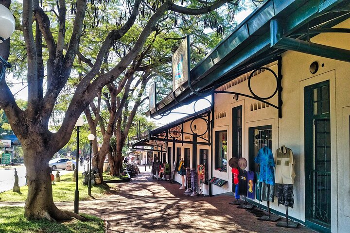 Local shopping and attractions are only steps away from Tabona House lodge.
