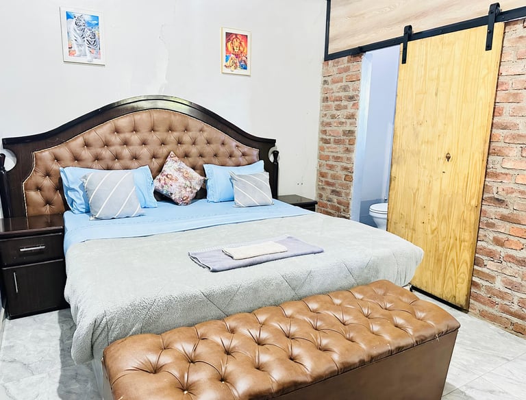 King size bed in one of our cozy Tabona House lodge rooms