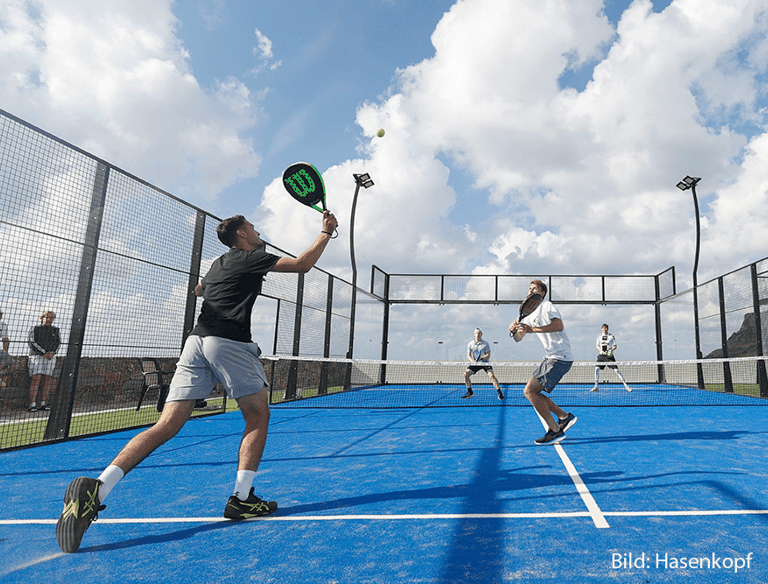 ملاعب بادل وارضيات صناعية