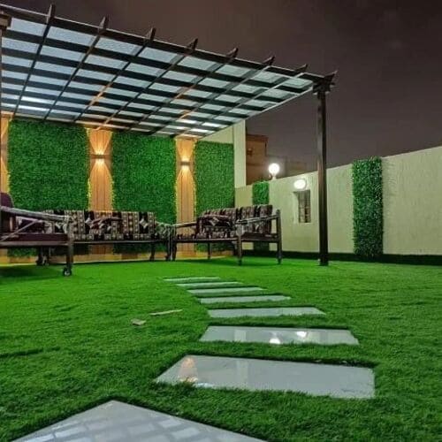 عشب صناعي ومظلات