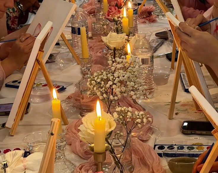 despedida de soltera en Madrid con taller creativo de arte y vino entre amigas