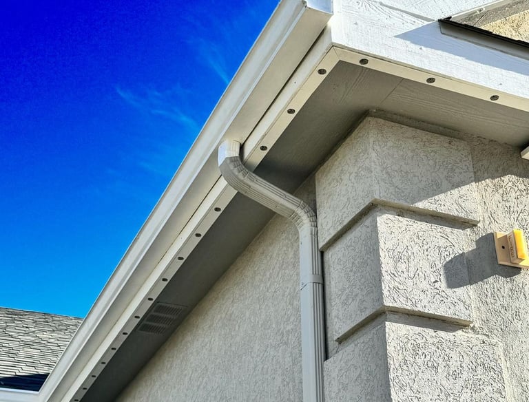 Oelo residential lighting system installed on a stucco house roofline.