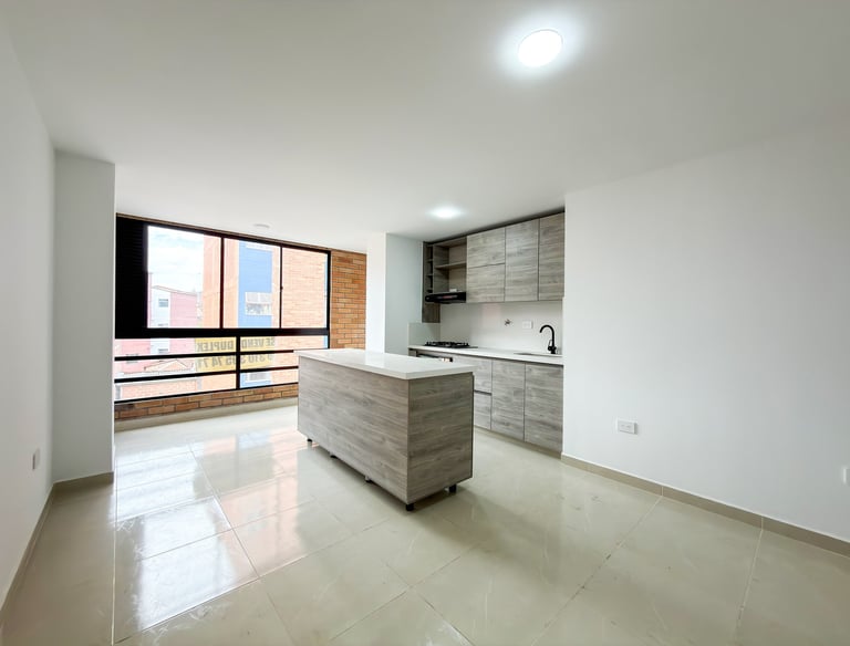 Cocina con isla móvil en dúplex en venta en Caldas Antioquia.