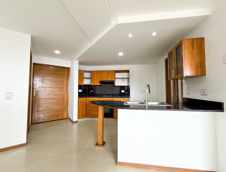 Entrada y cocina del apartamento de 110m2 en venta en Sabaneta Antioquia