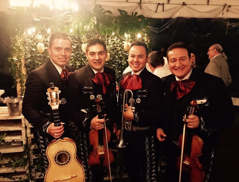 Mariachi Montreal ofreciendo serenata en cumpleaños con música mexicana en vivo