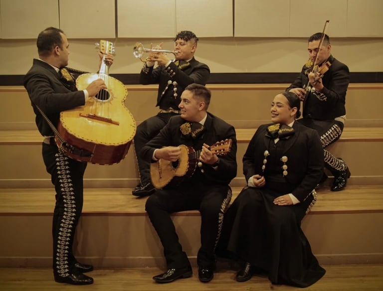 Mariachi band en Montreal con trajes tradicionales mexicanos tocando en bodas y fiestas