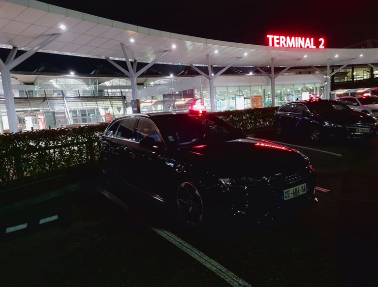 Véhicule TAXI TIME garé devant l'Aéroport de Lyon-Saint-Exupéry