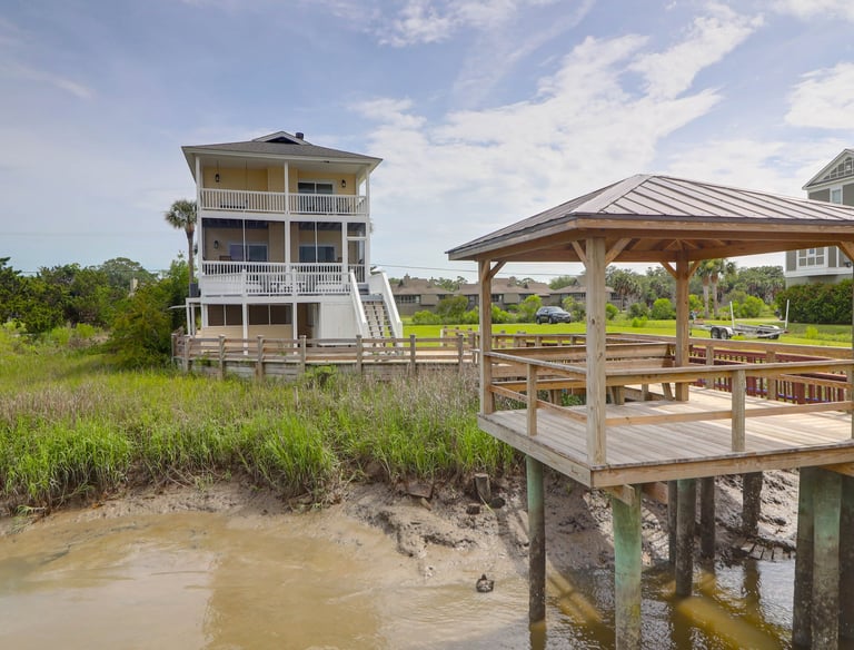 Large decks and covered area for entertaining