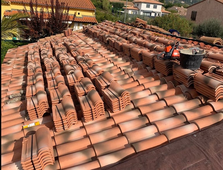 Photo d'un changement de couverture en cours en tuiles romane coloris silvacane