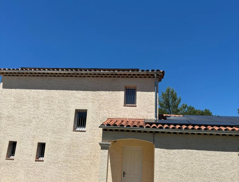 Toiture refaite avec pose de panneaux solaires et gouttiéres en zinc