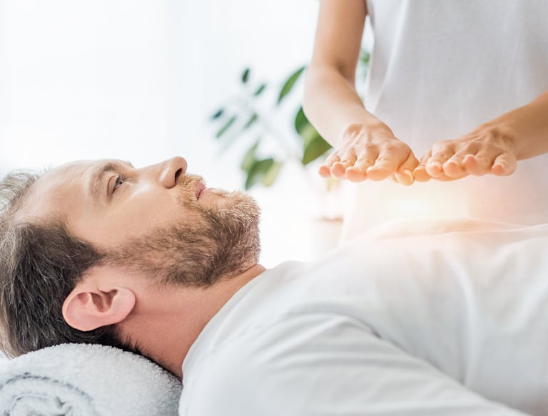 séance de magnétisme, personne allongée sur une table de massage