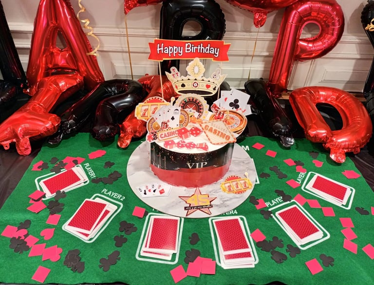 Decoración de mesa y pastel con temática de casino para un 45 cumpleaños