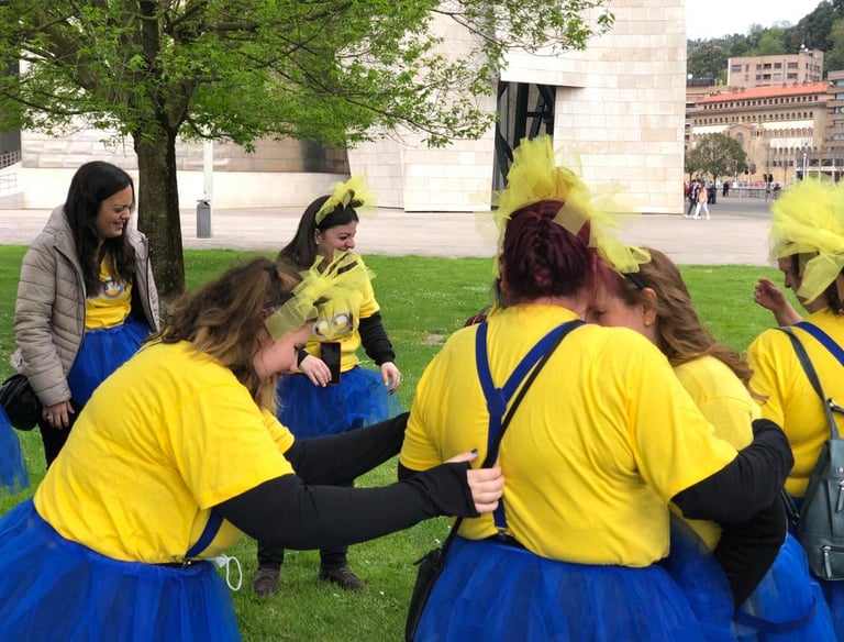 Chicas divirtiéndose en una despedida de soltera