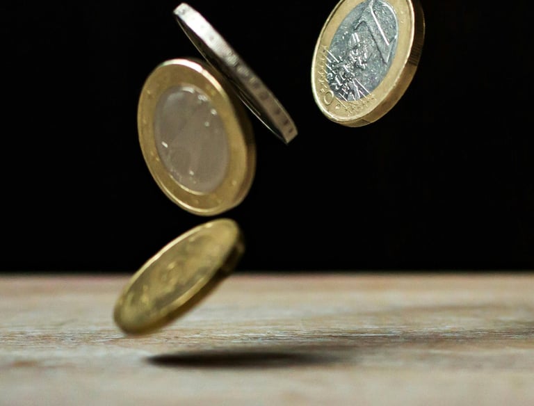 Photo de pièces de monnaie tombant sur une table