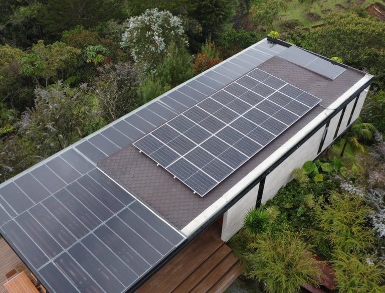 Techo con instalación de paneles solares para generar energía solar en Colombia
