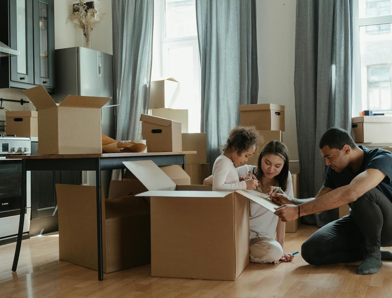 Déménageurs organisant des meubles