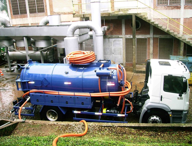 caminhão de sucção e hidrojateamento