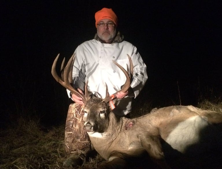 Saskatchewan whitetail hunts - giant saskatchewan whitetail buck