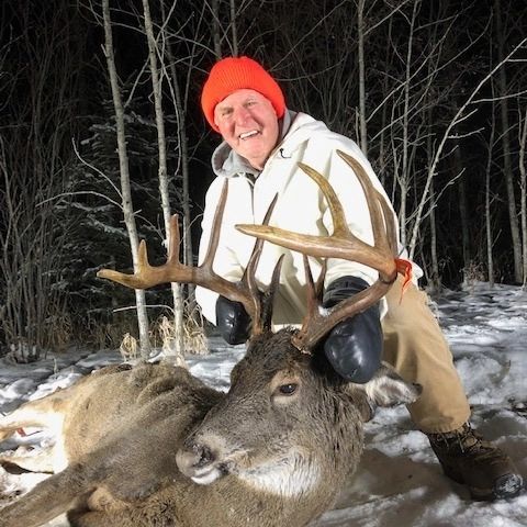 Saskatchewan whitetail hunts - big saskatchewan whitetail with hunter