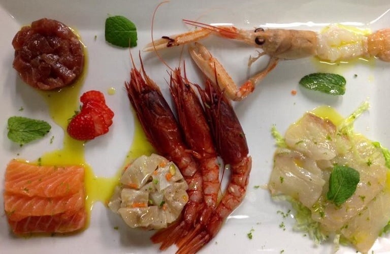 Un trionfo di mare: tonno, salmone, gamberi rossi, scampi e ricciola, avvolti in un filo d’olio EVO 