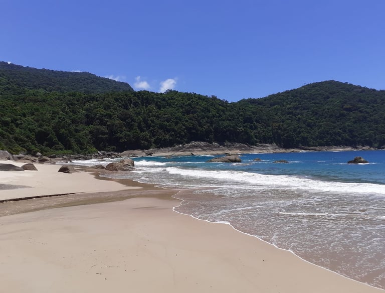 Praias acessadas somente pelo mar!