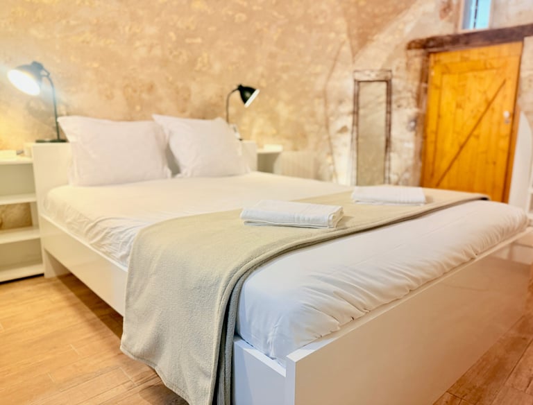 La chambre principale, profitez de la douceur de la roche pour des nuits reposantes.