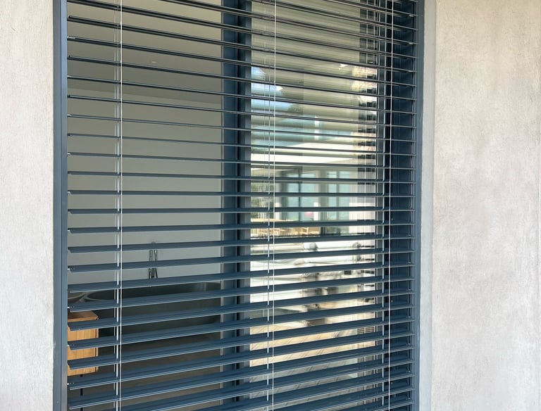 Gros plan sur l'installation d'un brise soleil 