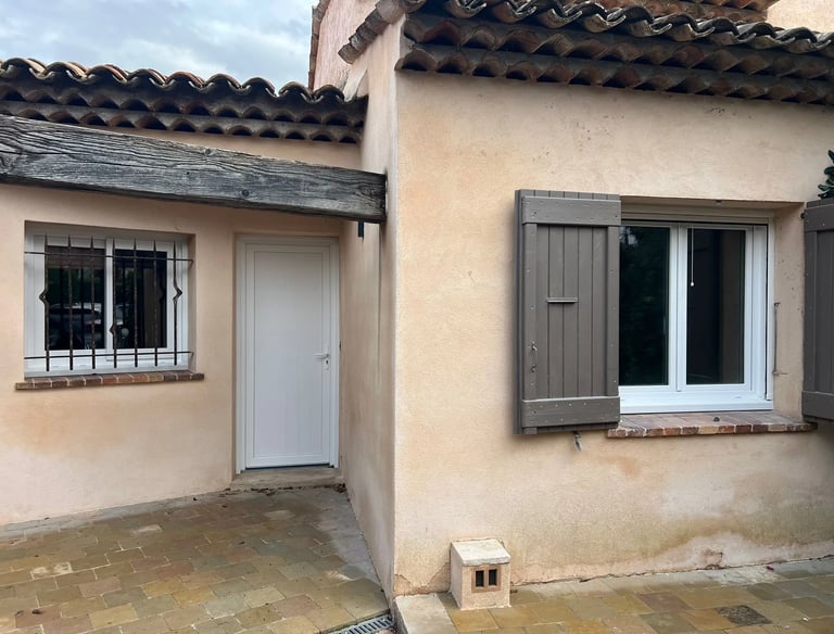 Façade de maison provençale à Peymeinade avec nouvelle fenêtre blanche et porte-fenêtre PVC 