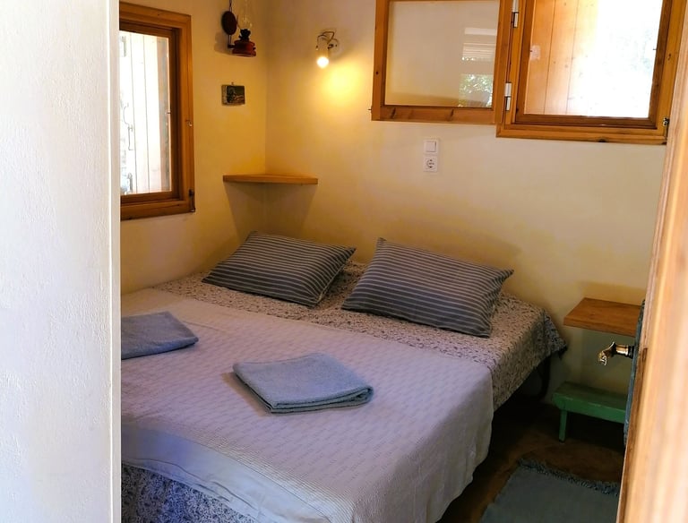 Tweepersoons bed vakantiehuisje Samos