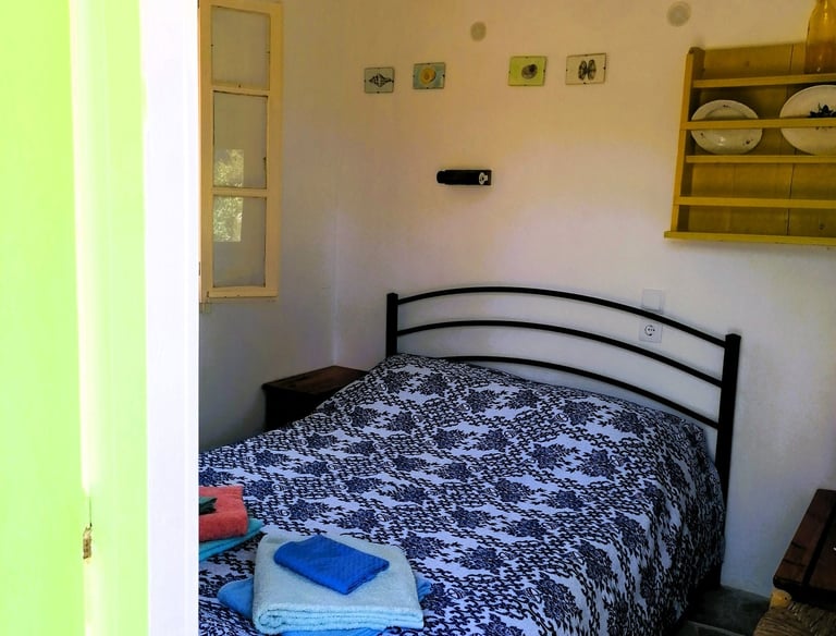 Interieur van het achterhuisje met tweepersoons bed