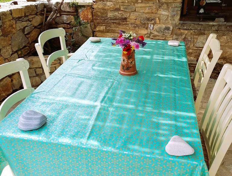 Lekker buiten eten in vakantiehuisje Samos