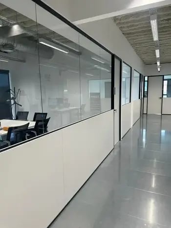 Divisoria para oficina sencilla mixta con melamina y cristal sin perfiles verticales, con puerta a juego