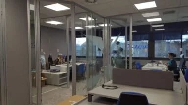 Mamparas divisorias para oficinas en cristal laminar con puerta a juego