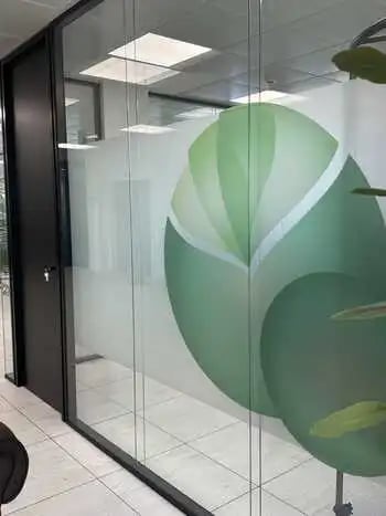 Mampara de oficina con doble cristal y cámara interior, puerta de melamina altura de suelo a techo.