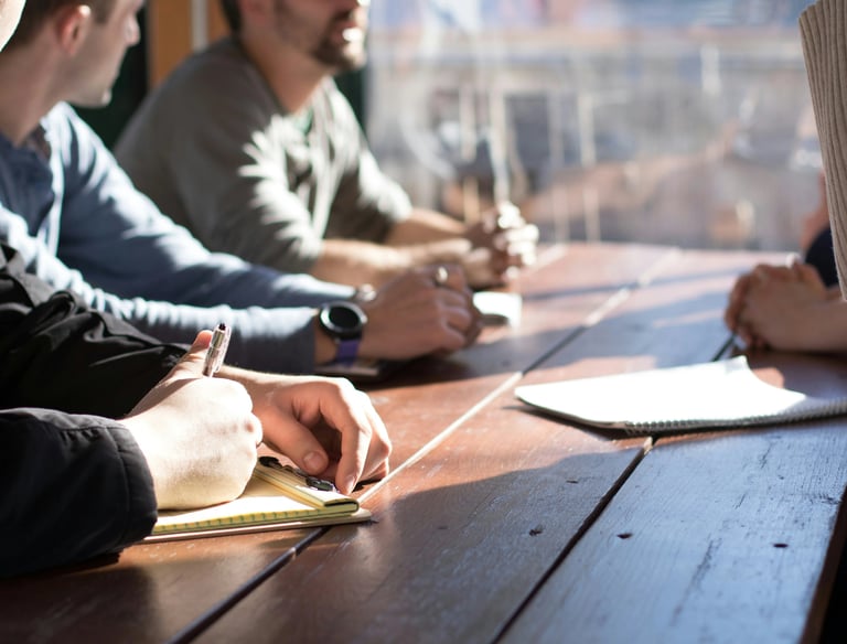 un groupe de personnes assises à une table