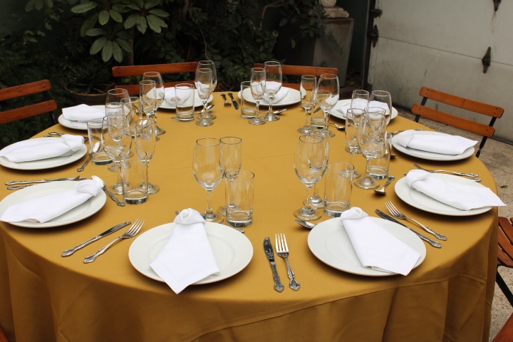 Alquiler de mesas con mantel y sillas