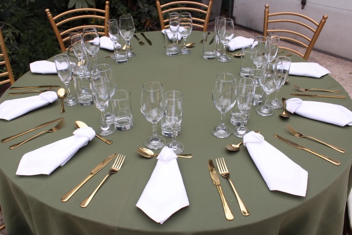 Alquiler de mesas con mantel y sillas